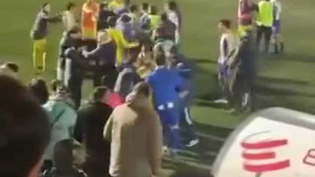 Confrontos no final do jogo entre o Marinhas e o Celeirós, na Taça da AF Braga