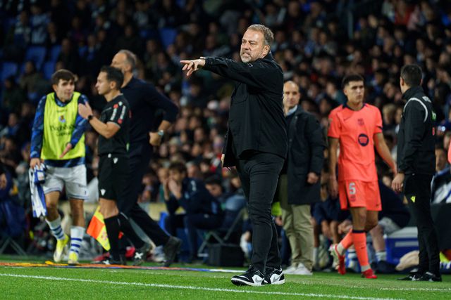 Flick elogia Cancelo e visa arbitragem após derrota: «Toda a gente viu...»