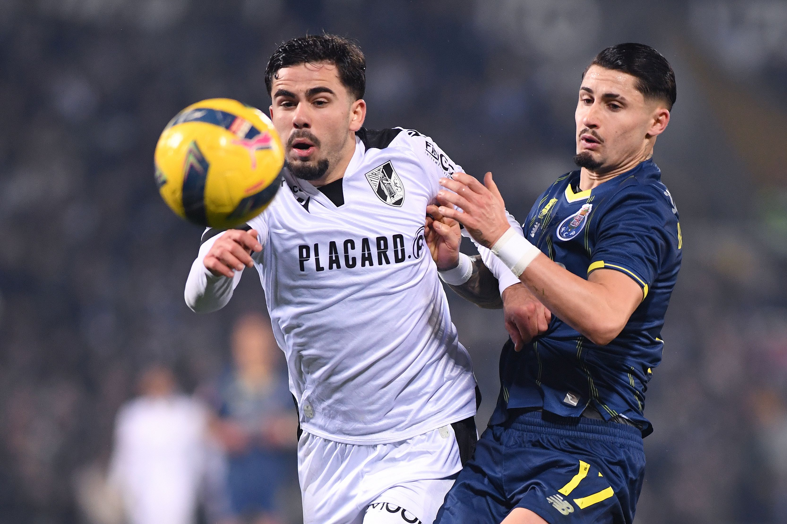 Tony Stara disputa a bola com Borja Sainz no jogo entre o FC Porto e o V. Guimarães - Foto Rogério Ferreira/Kapta+