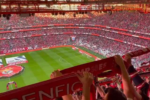 Luz canta hino do Benfica para o duelo com o Vizela