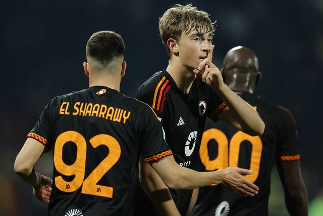 VÍDEO: central da Roma arranca do meio-campo, faz golaço e festeja à Ronaldo