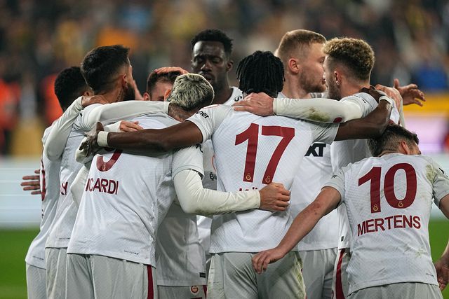 Galatasaray recupera liderança com Sérgio Oliveira de regresso após lesão