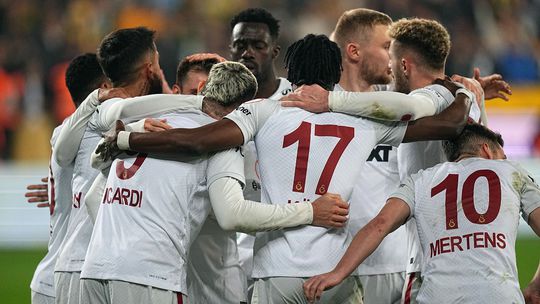 Galatasaray recupera liderança com Sérgio Oliveira de regresso após lesão