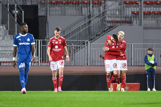 Brest mantém segundo lugar ao derrotar Marselha com menos um jogador