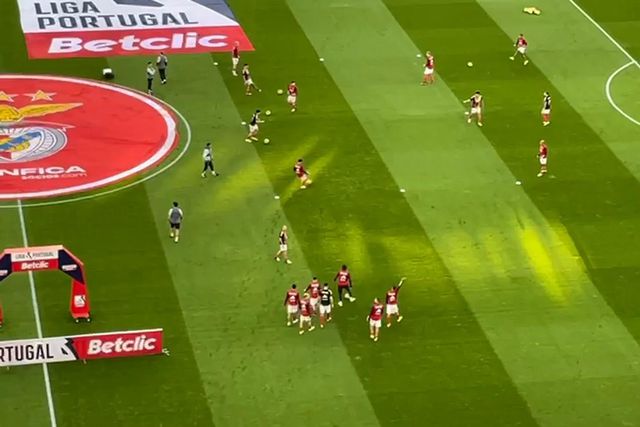 Benfica aquece na Luz antes do jogo com o Vizela