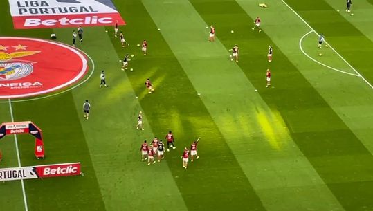 Benfica aquece na Luz antes do jogo com o Vizela