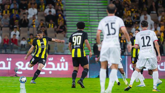 Al Ittihad vence Al Riyadh no regresso de Benzema