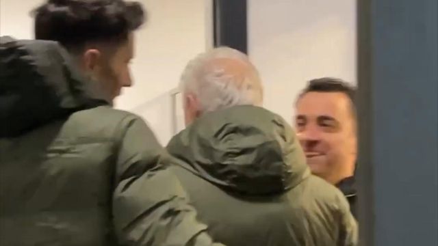 O sentido abraço de Xavi ao homem que lhe deu a vitória
