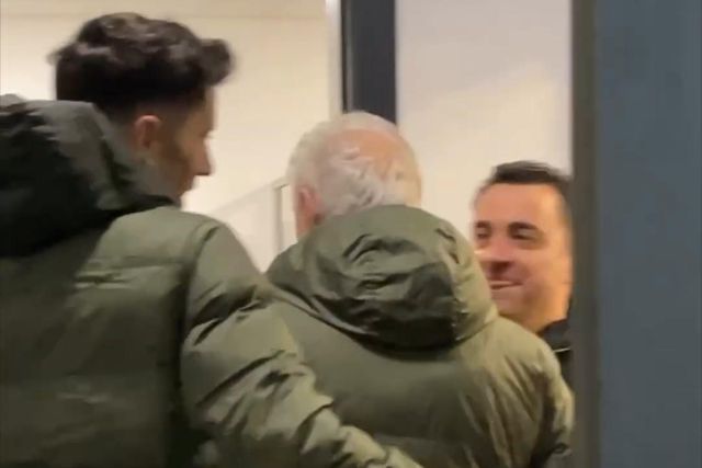 O sentido abraço de Xavi ao homem que lhe deu a vitória