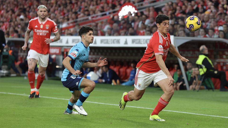 VÍDEO: Tiago Gouveia faz o terceiro do Benfica em 30 minutos