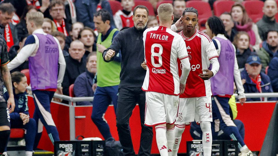 Treinador do Ajax lamenta a «falta de qualidade» da equipa