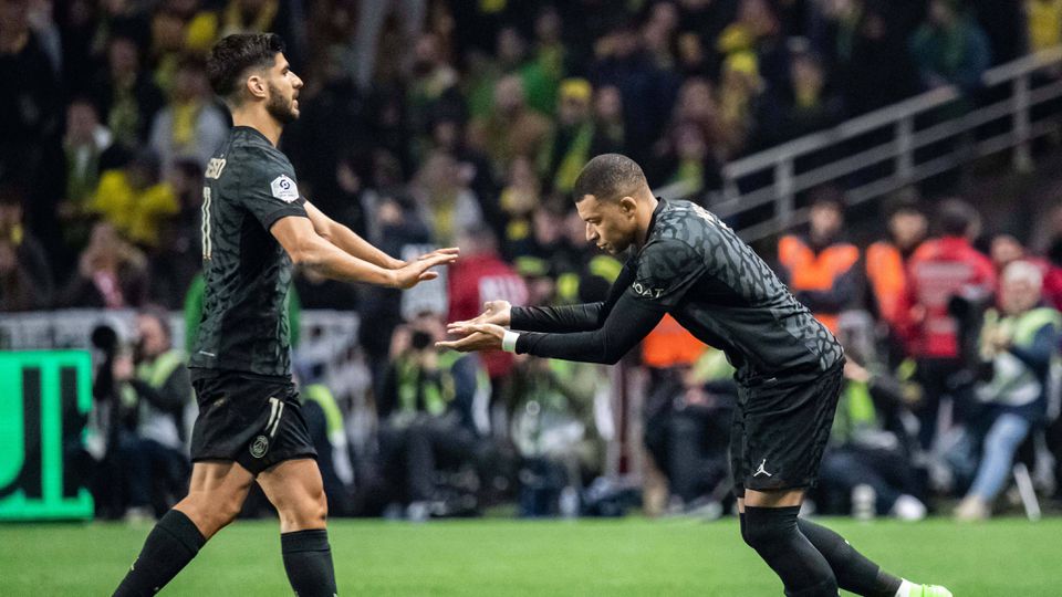 Luis Enrique comenta Mbappé no banco frente ao Nantes