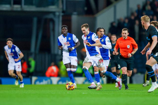 Lance do jogo entre Blackburn Rovers e Preston North End