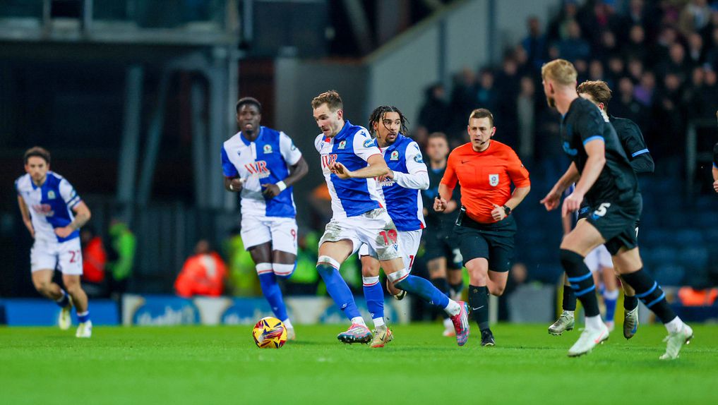 Lance do jogo entre Blackburn Rovers e Preston North End
