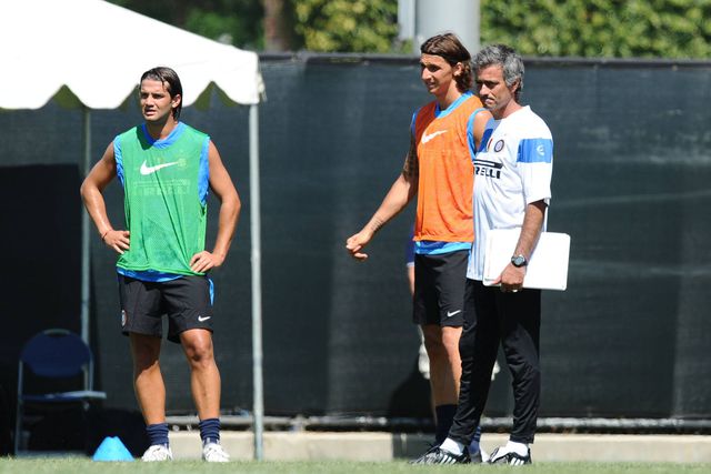 Cristian Chivu na companhia de Ibrahimovic e José Mourinho no Inter