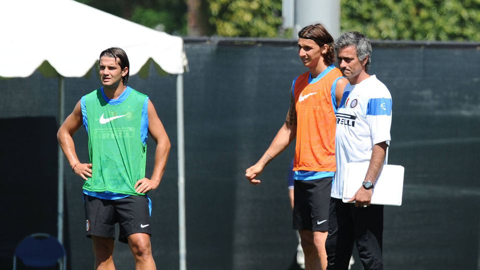Cristian Chivu na companhia de Ibrahimovic e José Mourinho no Inter