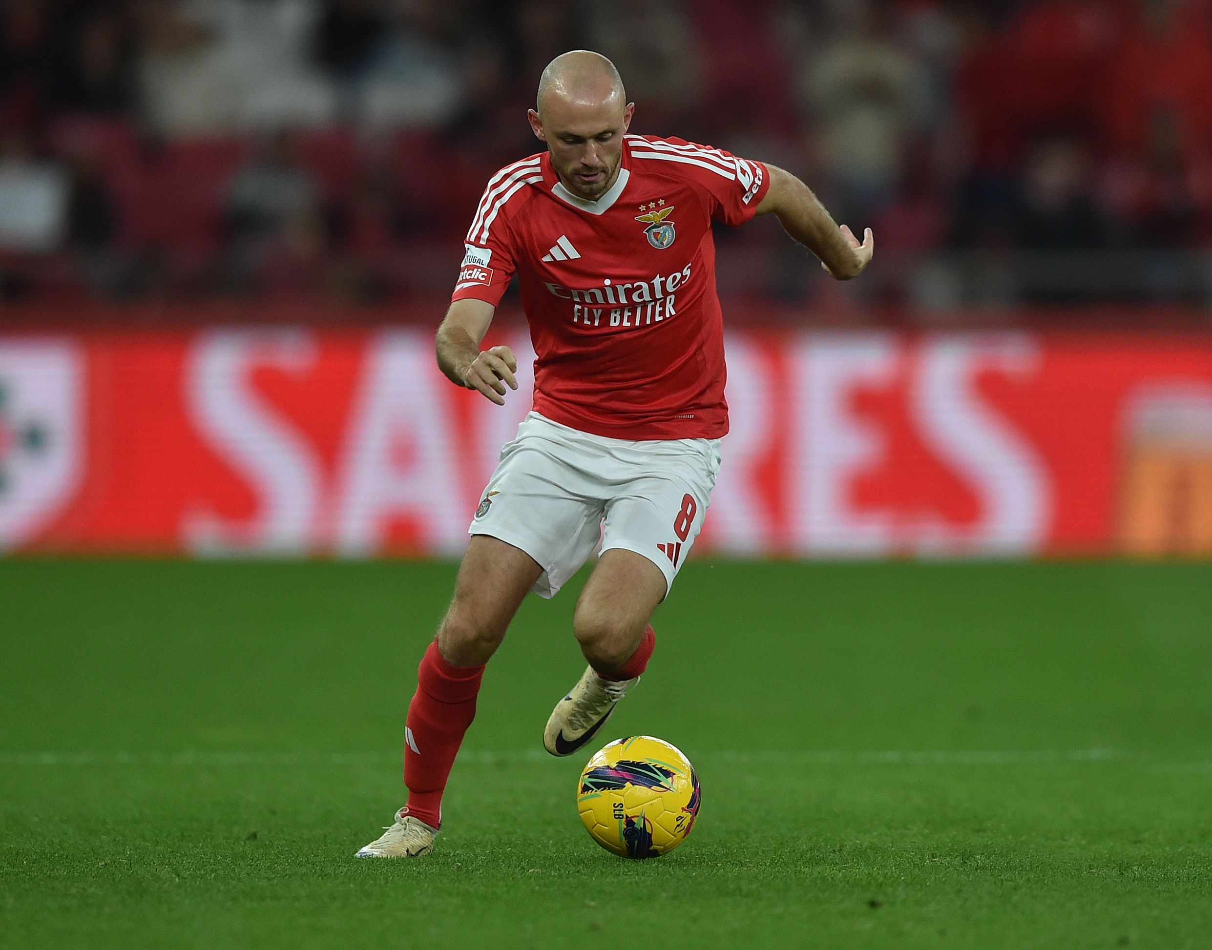 Aursnes, médio norueguês do Benfica, em fase de jogo das águias