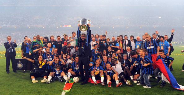 José Mourinho levanta o troféu de vencedor da Champions, em 2010
