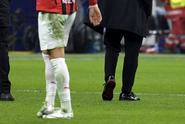 Theo Hernández foi o vilão: mergulhou, foi expulso e Milan ficou fora da Champions