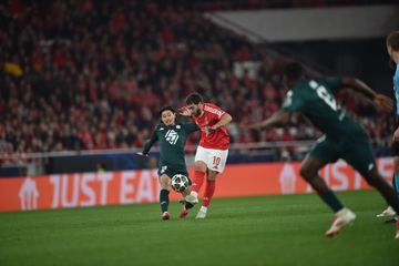 Vídeo: Kokçu faz o terceiro do Benfica e leva a Luz ao delírio