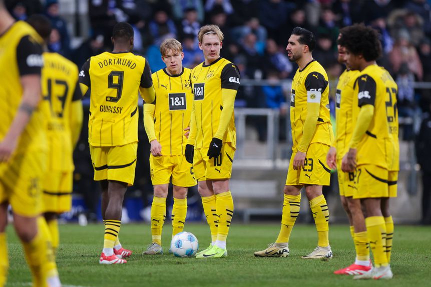 Jogadores do Borussia Dortmund frente ao Bochum