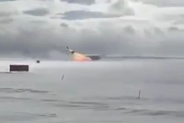 Novas imagens impressionantes do avião que 'capotou' em Toronto