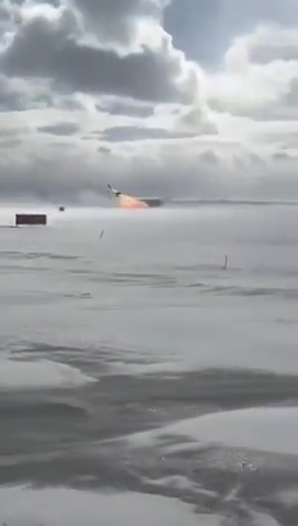 Novas imagens impressionantes do avião que 'capotou' em Toronto