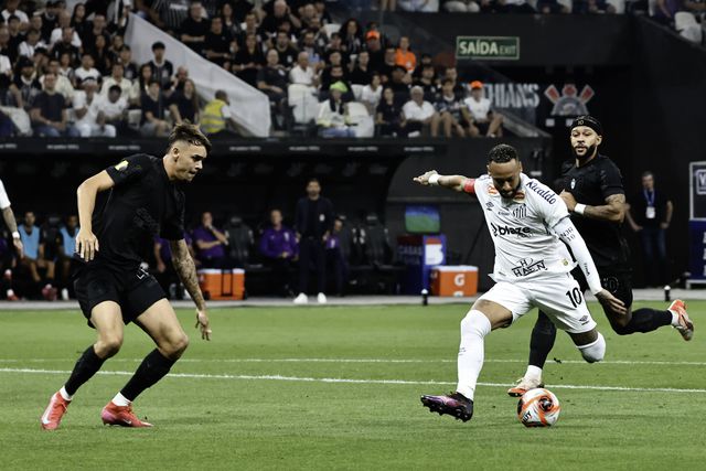 De Neymar a Cédric Soares: futebol brasileiro abre 'guerra' aos relvados sintéticos