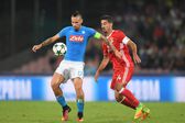 Hamsik e André Almeida num duelo entre Nápoles e Benfica para  a UEFA Champions League