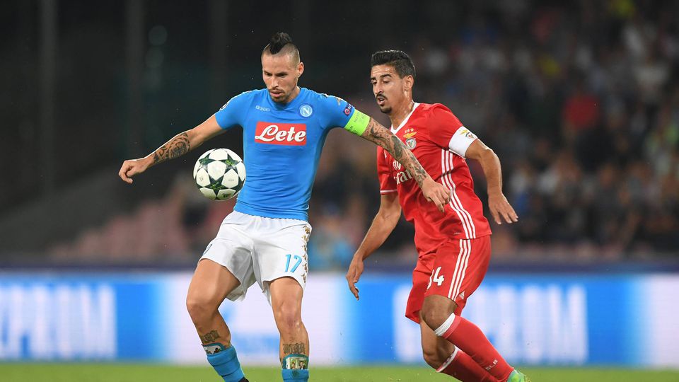 Hamsik e André Almeida num duelo entre Nápoles e Benfica para  a UEFA Champions League