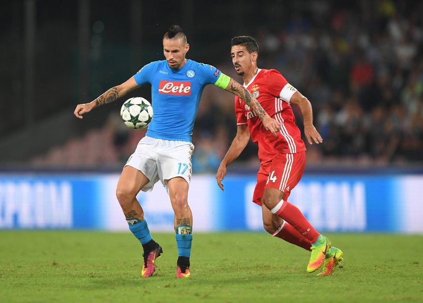 Hamsik e André Almeida num duelo entre Nápoles e Benfica para  a UEFA Champions League