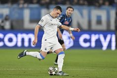 Atalanta atira ao poste, vê corte na linha e finalmente há golo... mas para o Brugge (vídeo)