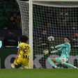 Adeyemi remata para o 3-0 do Dortmund frente ao Sporting, em Alvalade, no 'play-off' da UEFA Champions League 2024/2025