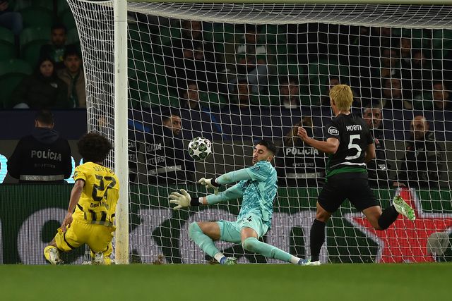 Adeyemi remata para o 3-0 do Dortmund frente ao Sporting, em Alvalade, no 'play-off' da UEFA Champions League 2024/2025