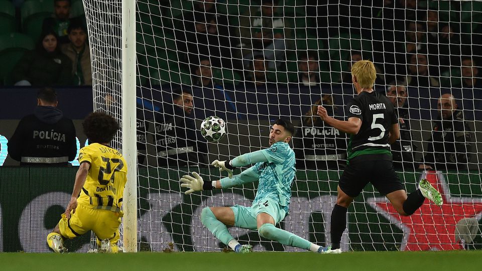 Adeyemi remata para o 3-0 do Dortmund frente ao Sporting, em Alvalade, no 'play-off' da UEFA Champions League 2024/2025