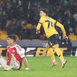 Arsenal travado pelo Wolves num conto de fadas de um menino