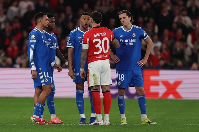 Otamendi provoca Vinícius com tatuagens, Sneijder questiona: «Ele é normal? Estava a perder...»