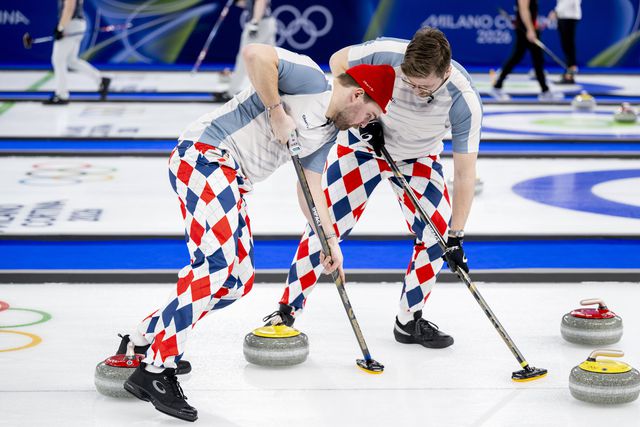 Atletas noruegueses de curling voltaram a exibir as emblemáticas calças com padrão aos losangos - Foto: IMAGO