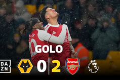 Defesas do Arsenal combinam para um golo (e não foi num pontapé de canto)