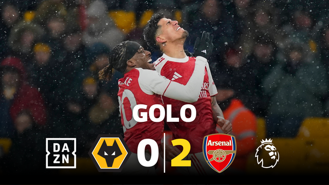 Defesas do Arsenal combinam para um golo (e não foi num pontapé de canto)