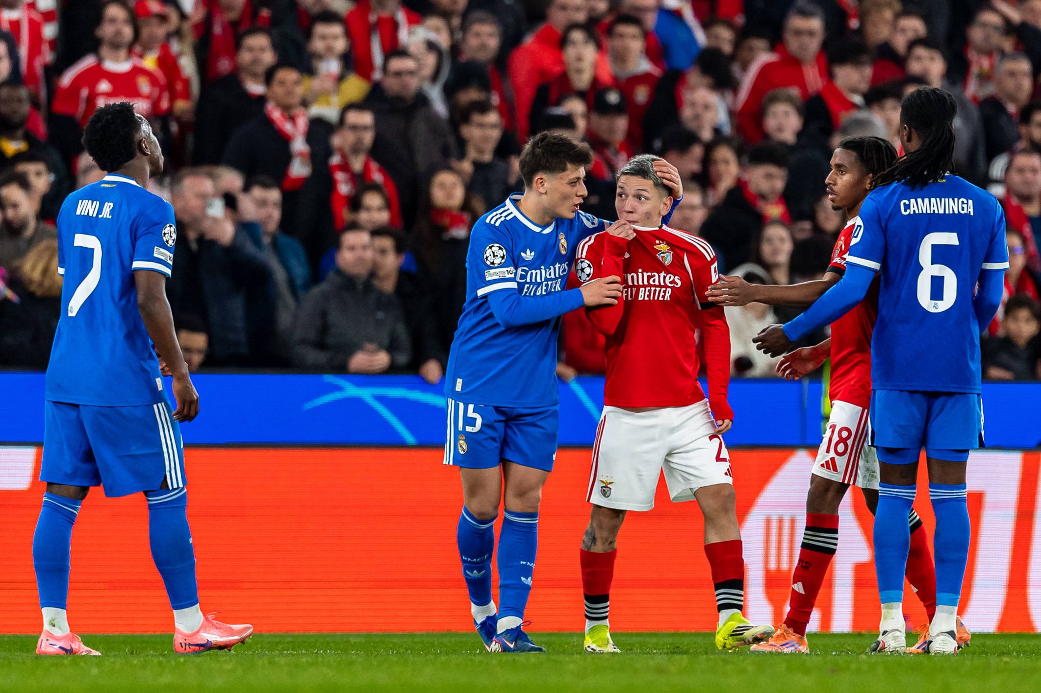 O momento em que Prestianni tapa a boca para falar com Vinícius Júnior — Foto: IMAGO