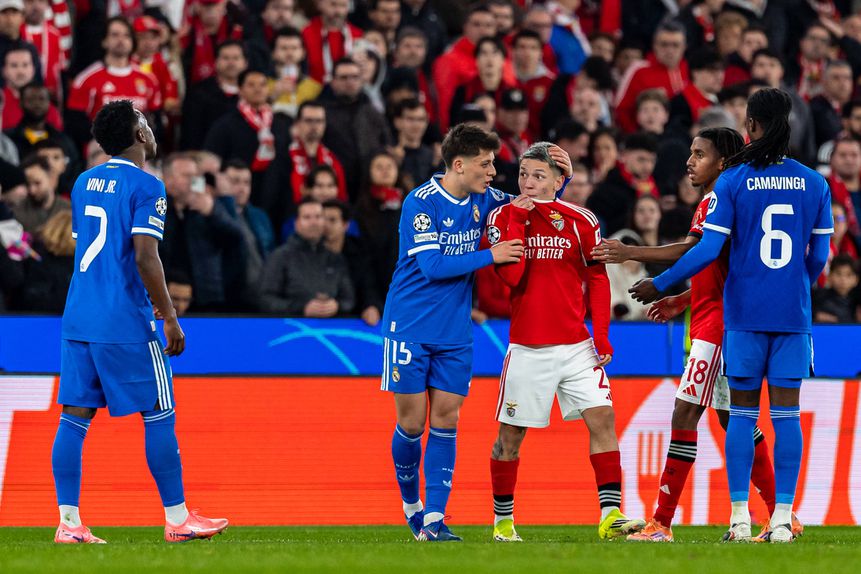 O momento em que Prestianni tapa a boca para falar com Vinícius Júnior (foto: IMAGO)