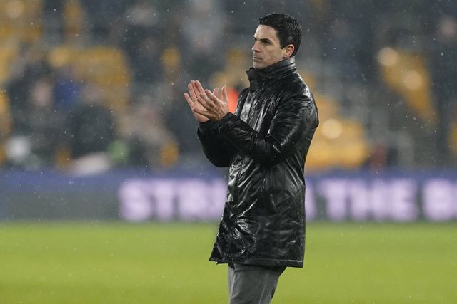 Mikel Arteta, treinador do Arsenal, a agradecer o apoio dos adeptos no Molineux