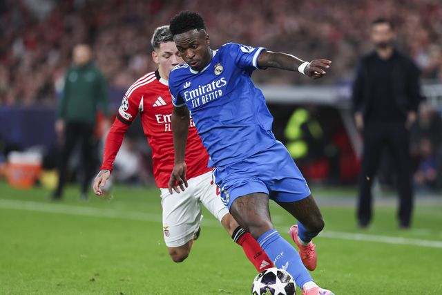 Vinícius pressionado por Prestianni durante o jogo da Luz