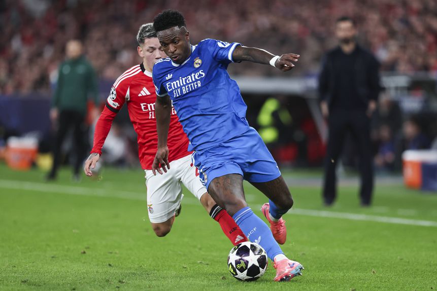 Vinícius pressionado por Prestianni durante o jogo da Luz