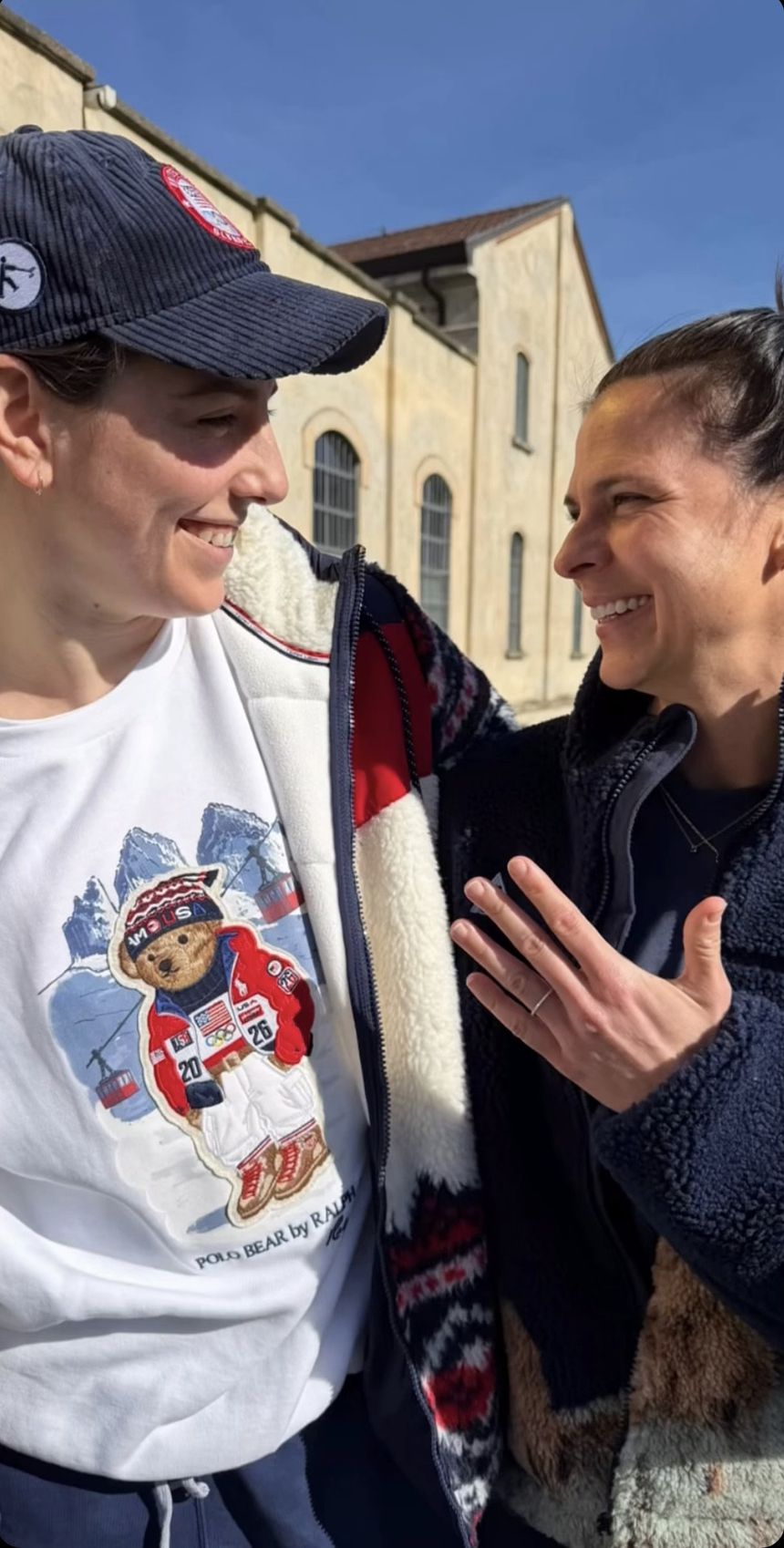 Patinadora Brittany Bowe foi pedida em casamento pela namorada, a jogadora de hóquei no gelo, Hilary Knight nos Jogos Olímpicos de Inverno