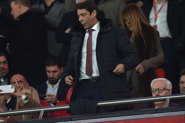 Rui Costa, na tribunal presidencial, antes do início do jogo com o Real Madrid — Foto: Miguel Nunes