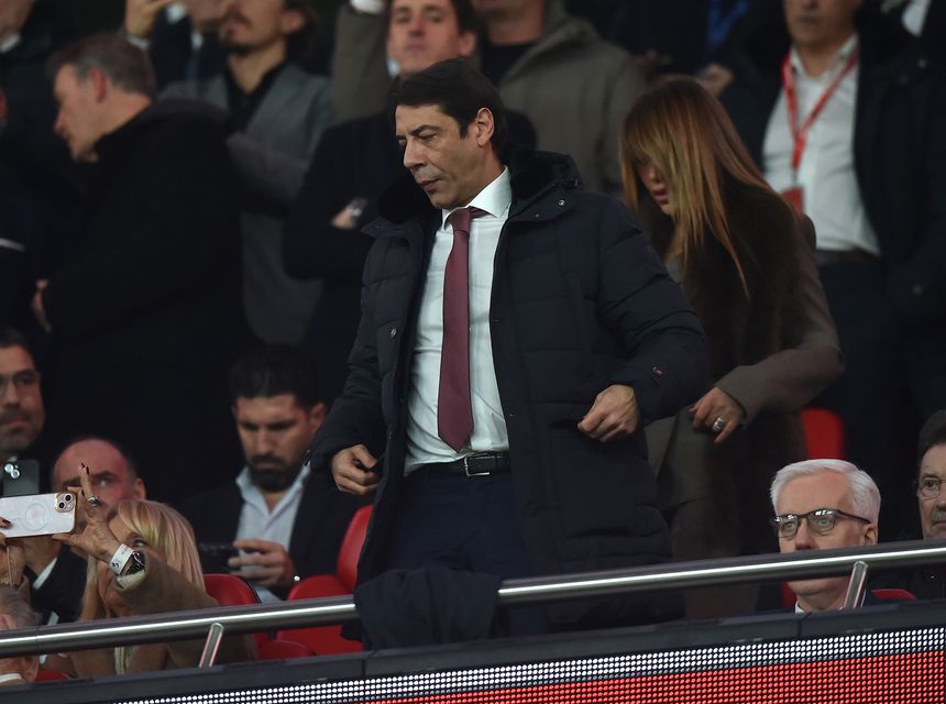 Rui Costa, na tribunal presidencial, antes do início do jogo com o Real Madrid — Foto: Miguel Nunes