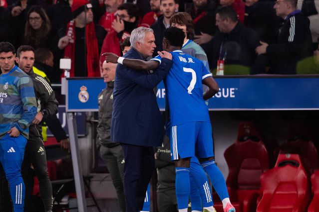 José Mourinho a falar com Vinícius Júnior após o alegado caso de racismo