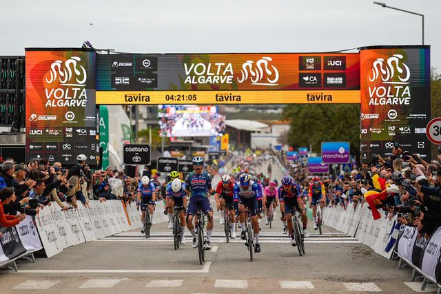 Volta ao Algarve: Paul Magnier leva a primeira etapa em Tavira